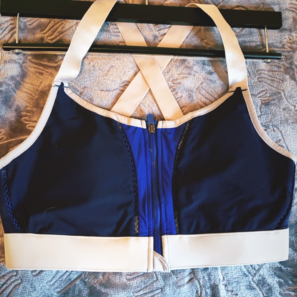 Fabletics sports bra w/ easy off zip front